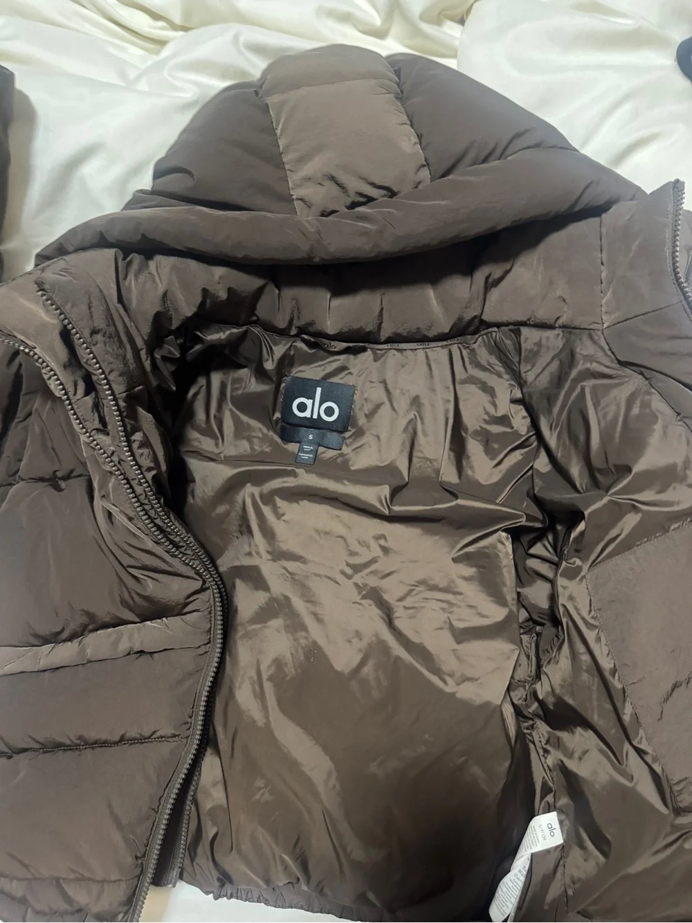 Alo Yoga Glacier Puffer in espresso